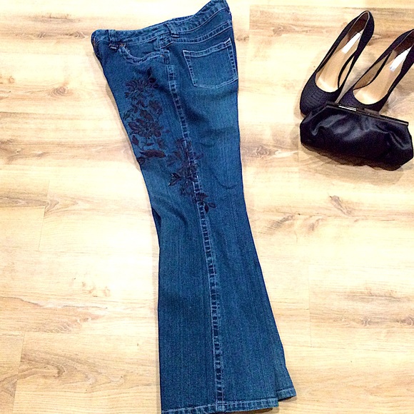 COPY - Reserved A.N.A. Dark Denim Embroidered Flare Leg Jean - Picture 9 of 14